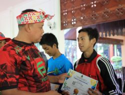 PLT WALI KOTA BEKASI SERAHKAN PIAGAM POPDA JABAR