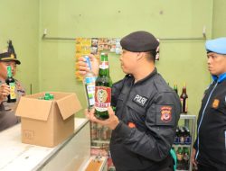 Berantas Penyakit Masyarakat, Polres Tasikmalaya Kota Amankan Puluhan Botol Miras.