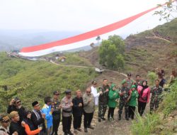 Dandim 0612/Tsm (Letkol INF Raden Henra SukmadjiDibrata S.i.p) Menghadiri Pembentangan Bendera Merah Putih Raksasa ukuran 150 x 10 m dalam rwngka HUT ke-78 Kemerdekaan RI Tahun 2023 di Bukit Panyangrayan Kp. Sadaukir Desa Sukapura Kec. Sukaraja Kab. Tasikmalaya