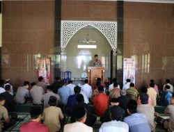 Kegiatan Jumat Keliling Dan Jumat Berbagi Kapolres Tasik Kota, di Masjid Al Baniyah Kecamatan Sukaratu