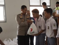 Kendarai Vespa, Kapolres Banjar Sambangi SMKN 4 Banjar dan Bagikan Paket Sembako