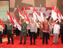 Meriahkan HUT RI Ke 78 ,Kapolres Tasik Kota Bersama Forkopimda Melaksanakan Gerakan Nasional Pembagian 10 Juta Bendera Merah Putih