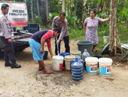 Musim Kemarau,Personel Polsek Cineam Polres Tasik Kota Polda Jabar, Bakti Sosial membagikan air bersih kepada warga Desa Cijulang
