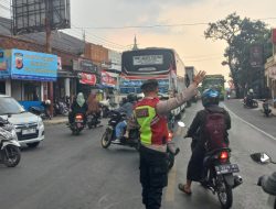Patroli Sore, Kanit Samapta Polsek Cisayong, Gatur Lantas di Lokasi Perbaikan Jembatan Cidadap