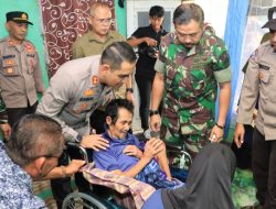 Peduli Disabilitas, Kapolres Tasik Kota Berikan Kursi Roda dan Sembako