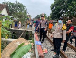 Perempuan Meninggal Diduga Tertabrak Kereta Api, Polisi Lakukan Olah TKP dan Evakuasi Korban