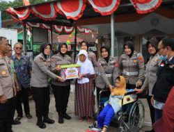 Peringati Hari Jadi Ke 75, Polwan Polres Tasik Berikan Kursi Roda Untuk Warga