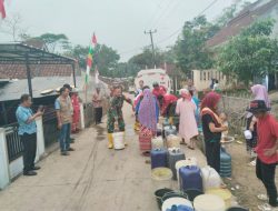 Sinergitas TNI-Polri mengikuti kegiatan Bansos pembagian air bersih yang di salurkan oleh Palang Merah Indonesia (PMI) di Kecamatan Tamansari