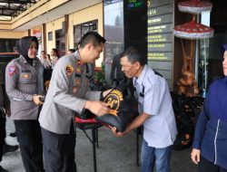 Bakti Sosial Polres Tasik Kota, Waka Polres Berikan Paket Sembako untuk PHL
