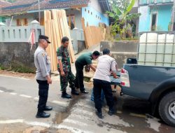 Dengan Menggunakan Mobil Patroli, TNI-Polsek Manonjaya Bersinergi Bagikan Air Bersih Untuk Warga Desa Pasirbatang