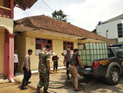Kanit Binmas Polsek Manonjaya Polres Tasik Kota Bersama Babinsa Kirim Air Bersih Ke Pontren Khusnul Khotimah
