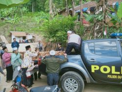 Mobil Patroli Polsek Gujungtanjung Polres Tasik Kota, Bantu Korban Jatuh dari Pohon