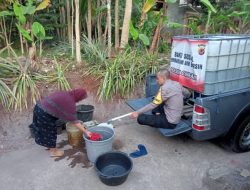 Polsek Cineam Gunakan Mobil Patroli, Bantu warga yang kekurangan air di Desa Madiasari