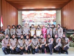Syukuran Hari Jadi Ke-75, Dua Polwan Polres Tasikmalaya Kota Raih Penghargaan dari Kapolda Jawa Barat