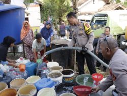 Dilanda Kekeringan, Kampung Pangasinan Binangun Mendapat Bantuan Air Bersih dari Polres Banjar
