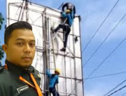 Peremajaan reklame menggunakan alat APD lengkap