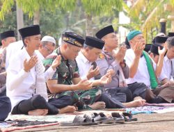 Polres Banjar bersama Masyarakat melaksanakan Sholat Istisqo di Halaman Setda Kota Banjar