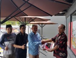 KETUM DPP AWDI SERAHKAN SK MANDAT KE PANPEL PEMBENTUKAN AWDI JABAR 1