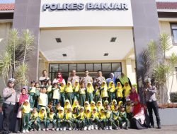 Lebih Dekat Dengan Polisi dan Kenalkan Peraturan Lalu Lintas, Paud At-Taubah Kunjungi Polres Banjar