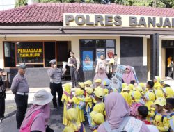 Lebih Dekat Dengan Polisi, Paud dan TK Ar-Rahman Kunjungi Polres Banjar