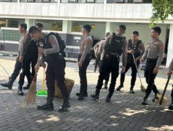 Bakti Religi Semarak Hari Bhayangkara ke 78, Sat Samapta Polres Tasik Kota Bersihkan Mesjid Persis Aisyah