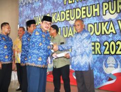 Pj Bupati Ciamis Serahkan Uang Kadeudeuh Bagi 397 Anggota KORPRI Purna Bhakti
