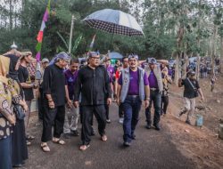 Saba Desa, Pj Bupati Ciamis Tebar 40.000 Benih Ikan di Situ Golempang Cisaga