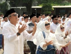 Pecahkan Rekor MURI Pemakaian Sarung Tenun, ASN Kota Cirebon Dukung Pelestarian Budaya dan Ekonomi Lokal