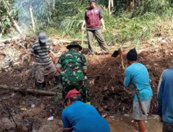 Aksi Sigap Babinsa Desa Sukapancar Koramil 1206/Pagerageung Kerja Bakti Bersama Masyarakat Bersihkan Aliran Sungai