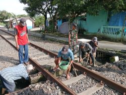Babinsa Koramil 1202/Indihiang Pimpin Gotong Royong Warga Sirnagalih Bersihkan Saluran Air