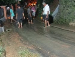 Babinsa Koramil 1206/Pagerageung Gerak Cepat Tangani Longsor di Guranteng