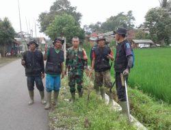 Babinsa Koramil 1211/Singaparna Bersama Warga Desa Wargakerta Laksanakan Karya Bakti Pembersihan Saluran Air