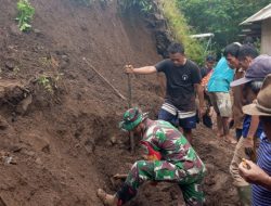 Babinsa Koramil 1211/Singaparna Tanggap Bencana di Kampung Margasari, Padasuka, Sukarame, Tasikmalaya