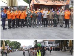 Komandan Kodim 0612/Tasikmalaya Melaksanakan Apel Gelar Pasukan Pengamanan Malam Tahun Baru Di Taman Kota Tasikmalaya