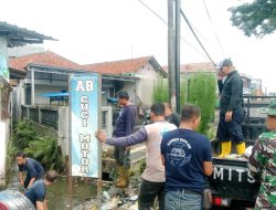 Koramil 1202/Indihiang Pimpin Gotong Royong Bersihkan Saluran Air di Kota Tasikmalaya