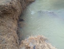 Longsor di tepian sungai. Akibat hujan deras terjadi di aliran sungai berdampak mendekati Pemukiman warga.
