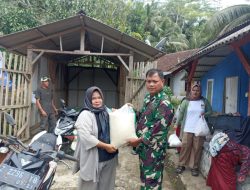 Pastikan Tepat Sasaran, Babinsa Koramil 1220/Cikalong Kodim 0612/Tasikmalaya Dampingi Penyaluran BPNT Di Wilayah Binaan