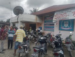 Pemberian Honor Penggali kubur, Di kantor Camat Salapian Kabupaten Langkat. Sumut.