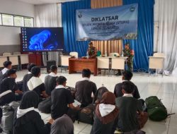 Tanamkan Rasa Cinta Tanah Air, Babinsa Koramil 1221/Taraju Kodim 0612/Tasikmalaya Berikan Materi Wasbang Kepada Siswa Pecinta Alam SMA Negeri 1 Taraju