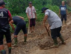 Gotong Royong warga Desa Memperbaiki Sarana Jalan Desa