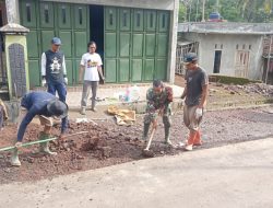 Koramil 1211/Singaparna Bersama Masyarakat Wargakerta Gotong Royong Pengecoran Jalan