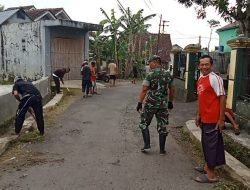 Karya Bakti Kodim 0612/TSM Koramil 1211/SPA: Perkuat Silaturahmi dan Budaya Gotong Royong di Kp. Leuwiseeng