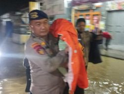 Satpolairud Polres Cirebon Kota dan BPBD Evakuasi Warga Terdampak Banjir di Desa Luwung