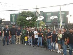 AWP DPD Kota Tasikmalaya Bersama Anggota Kodim 0612/Tasikmalaya Bagikan Takjil di Jalan Otista