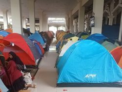 Itikaf di halaman Mesjid Raya Habibur Rahman Bandung penuh dengan tenda yang Berwarna -Warni