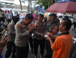 KAPOLRES TASIKMALAYA KOTA BAGIKAN TAKJIL KEPADA WARGA DI SEKITAR DADAHA