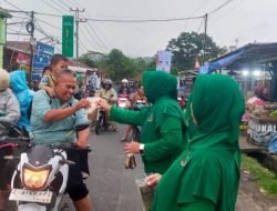 Koramil 1216/Cibalong Kodim 0612/Tasikmalaya Bersama Anggota Persit KCK dan Pramuka Saka Wira Kartika Bagikan Takjil Gratis untuk Masyarakat