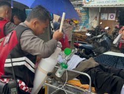 Sat Samapta Polres Cirebon Kota Bersama Anggota Pos Pam Kanggraksan Sigap Bantu Pemudik yang Alami Kejang di Dalam Bus