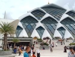 Masjid Agung Al-Jabbar Masjid terapung yang termegah yang banyak di kunjunggi di hari lebaran