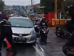 Polisi Bantu Kawal Ibu Hendak Melahirkan Terjebak One Way Puncak Bogor